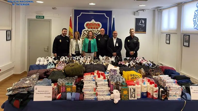 Imagen de la donación del material a Cáritas y el Clúster. SOS Urcrania - POLICÍA NACIONAL