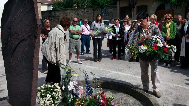 Imagen de archivo de un homenaje a los policías nacionales asesinados por ETA en Sangüesa. ARCHIVO