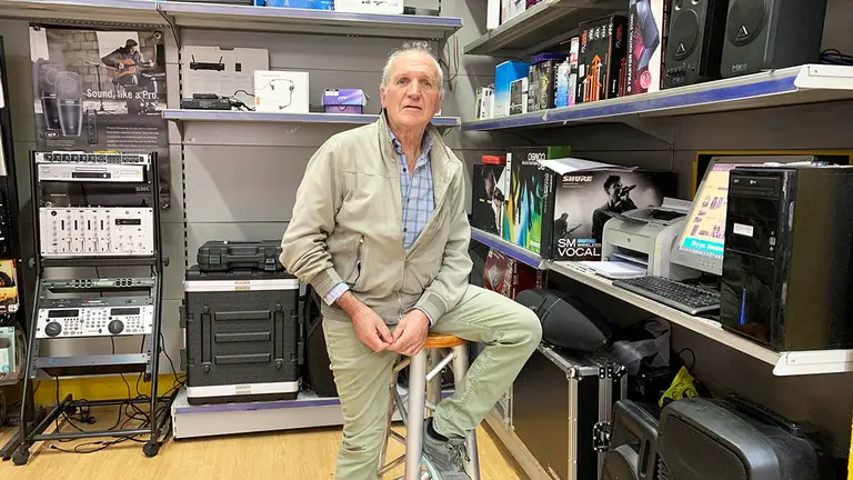 José Mari Arizala en el interior de su tienda de imagen y sonido Fritz. Navarra.com