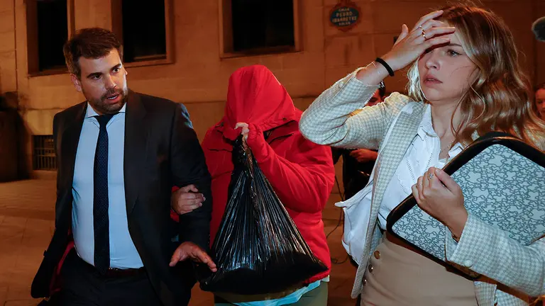 La joven detenida por el secuestro de un bebé en el Hospital de Basurto sale este sábado del Juzgado de Guardia de Bilbao, acompañada de su abogado. El juez de guardia ha ordenado este sábado la libertad provisional, sin medidas cautelares, de la presunta autora el pasado miércoles del secuestro de un bebé recién nacido en el Hospital de Basurto, en Bilbao, según han informado a EFE fuentes judiciales. EFE/ Luis Tejido