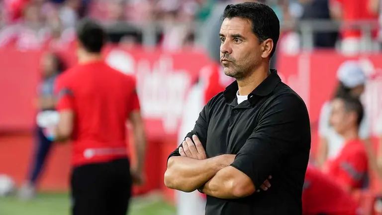 El entrenador del Girona, Míchel, durante el partido de Liga de Primera División disputado este domingo en le estadio Municipal Montilivi de Girona. EFE/David Borrat