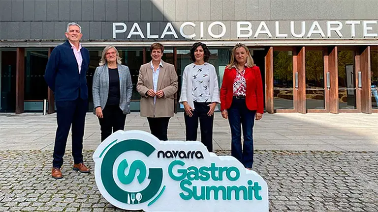 de izquierda a derecha: 
Carlos Adín, Director del Servicio de Desarrollo de Competencias Profesionales del Servicio Navarro de Empleo, Eloisa Cristo, Directora comercial de Navarra televisión, Ana Elizalde, Teniente Alcalde – concejala de turismo del Ayuntamiento de Pamplona, Natalia Bellostas, directora gerente de INTIA y Ana Beriain, presidenta de Asociación de Hostelería y turismo de Navarra. AEHN