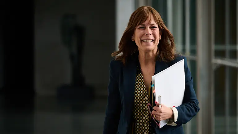 Uxue Barkos, de Geroa Bai, en su llegada a la Mesa y Junta de Portavoces. PABLO LASAOSA