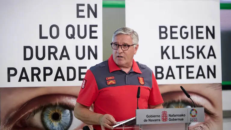 El vicepresidente y consejero de Presidencia, Igualdad, Función Pública e Interior, Javier Remírez, la directora general de Interior, Amparo López, y el jefe de la Policía Foral, Juan Carlos Zapico, presentan el programa de sensibilización en materia de Seguridad Vial dirigido al alumnado de centros escolares 'En lo que dura un parpadeo' en el Centro Integrado Cuatrovientos. PABLO LASAOSA
