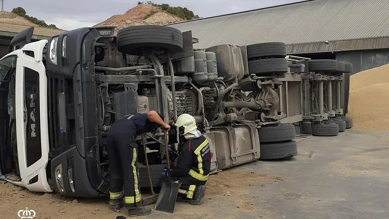 Herido el conductor de un camión en un accidente laboral en Arguedas. BOMBEROS DE NAVARRA