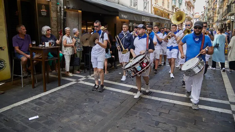 Imagen de archivo de una charanga por el Casco Viejo de Pamplona. NAVARRA.COM