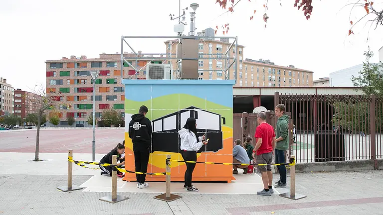 Alumnado de 3º y 4º de la ESO del colegio la Compasión-Escolapios decoran la cabina de medición de la calidad del aire. AYUNTAMIENTO DE PAMPLONA