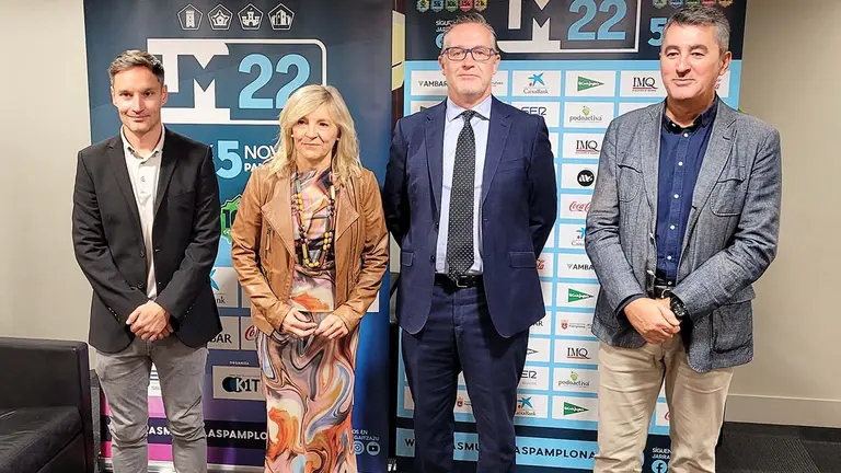 Miguel Sabalza, responsable de la empresa M2 Eventos organizadora de la prueba; María Caballero, concejala de Servicios Sociales y Acción Comunitaria del Ayuntamiento de Pamplona; Miguel Navarrete, director del Centro de Instituciones de CaixaBank en Navarra; y Javier Hoyos, director de la Cadena SER en Navarra. CAIXABANK