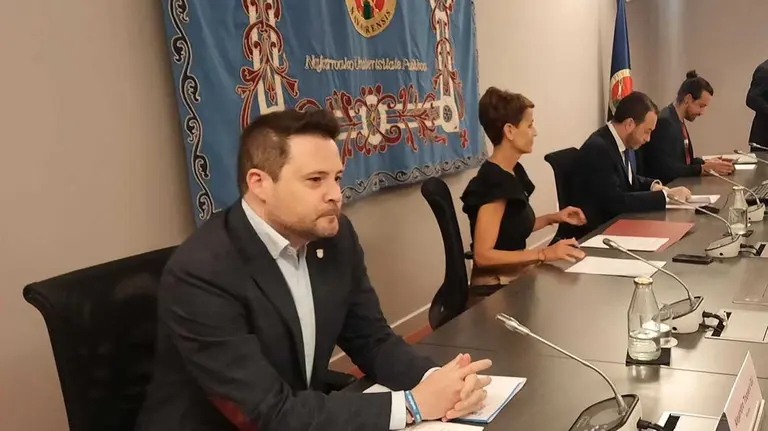 Alejandro Toquero y María Chivite, en un acto dentro de la mesa institucional del 12º Foro Social y Empresarial del Consejo Social de la Universidad. ARCHIVO