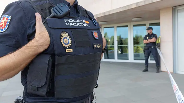 Un agente de la Policía Nacional en el campus de la Universidad de Navarra. ARCHIVO