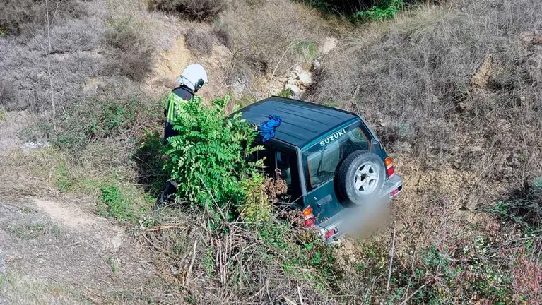 El todoterreno quedo encajado en el campo tras salirse de la vía. BOMBEROS DE NAVARRA