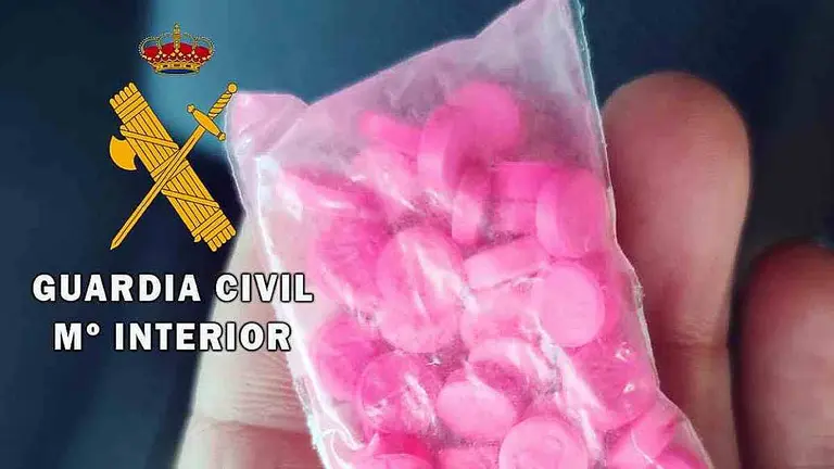Los detenidos portaban 50 pastillas de speed. GUARDIA CIVIL