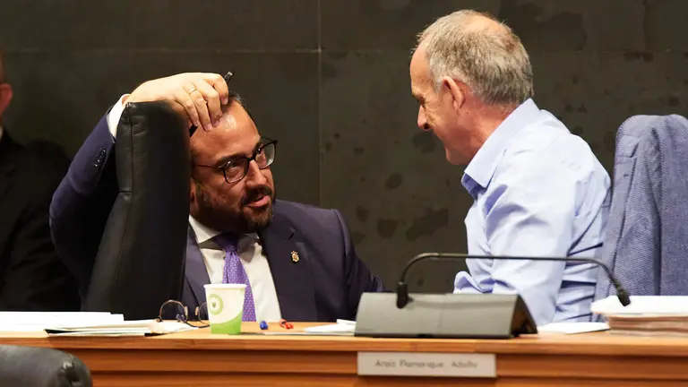 Pleno del Parlamento de Navarra. Remírez y Araiz. IÑIGO ALZUGARAY