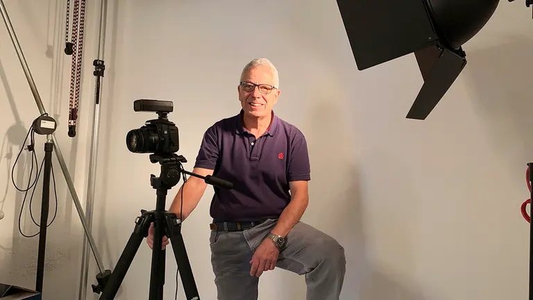 Iñaki Esteban en su estudio de fotografía en la calle Abejeras de Pamplona. Navarra.com