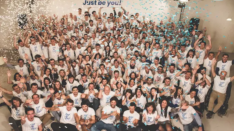 El equipo de grupo das-Nano durante la celebración de su 10ª aniversario en Pamplona.