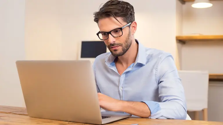 Hombre manejando un ordenador. CEDIDA
