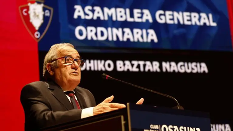 Luis Sabalza se dirige a los socios compromisarios en el edificio de Baluarte. CA Osasuna.