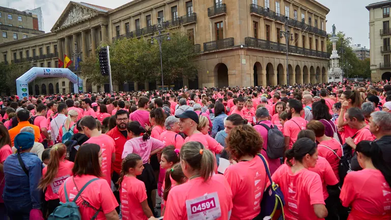 XI Carrera solidaria contra el cáncer de mama en Pamplona organizada por la asociación Saray. IÑIGO ALZUGARAY