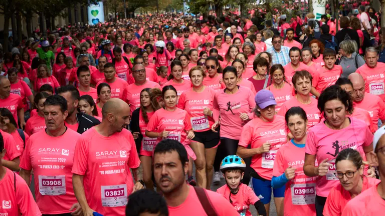 XI Carrera solidaria contra el cáncer de mama en Pamplona organizada por la asociación Saray. IÑIGO ALZUGARAY
