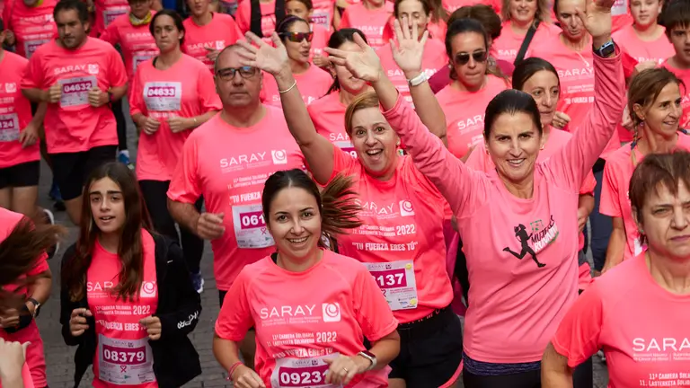 XI Carrera solidaria contra el cáncer de mama en Pamplona organizada por la asociación Saray. IÑIGO ALZUGARAY