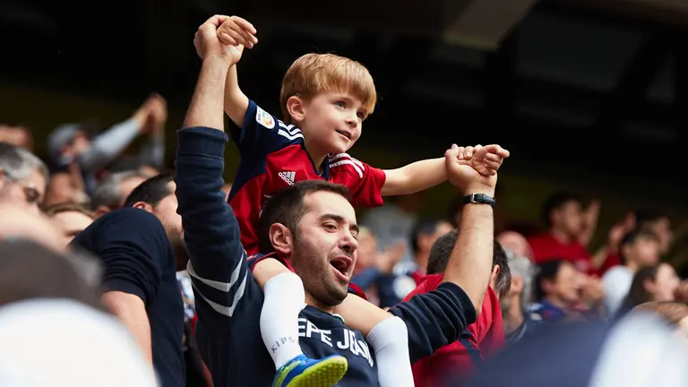 La grada de El Sadar durante el partido de La Liga Santander entre Osasuna y Real Valladolid. IÑIGO ALZUGARAY
