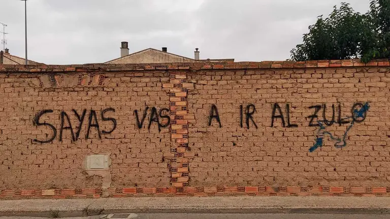 Muro en el que ha aparecido la pintada en contra del diputado navarro Sergio Sayas. TWITTER
