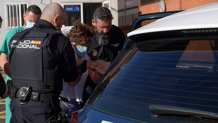 Agentes de la Policía Nacional trasladan a comisaria a la mujer de 48 años arrestada la pasada noche en Gijón en relación a la muerte de su hija, de 6 años, para tomarle declaración tras haber pasado varias horas en el Hospital de Jove para observación. EFE/ Eloy Alonso