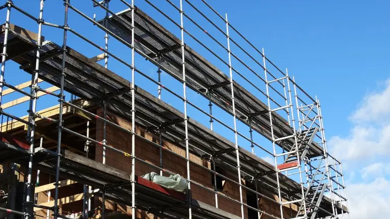 Los detenidos accedieron a la obra con la intención de robar parte del material que había dentro del edificio en construcción. ARCHIVO