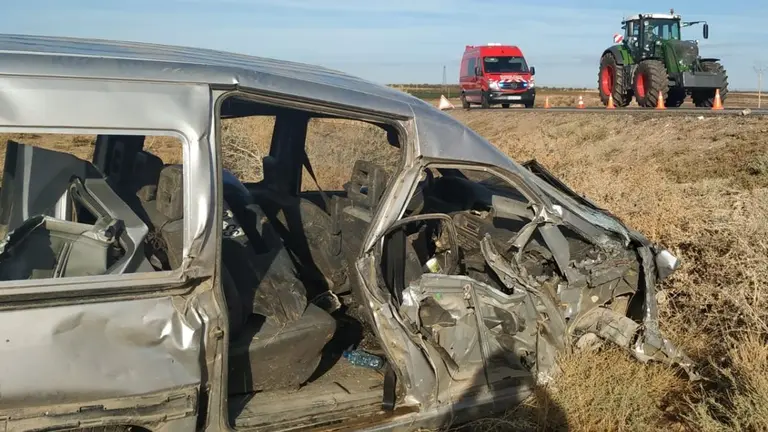 Tras el impacto contra el remolque, la furgoneta en la que viajaba el herido se ha salido de la vía. CEDIDA