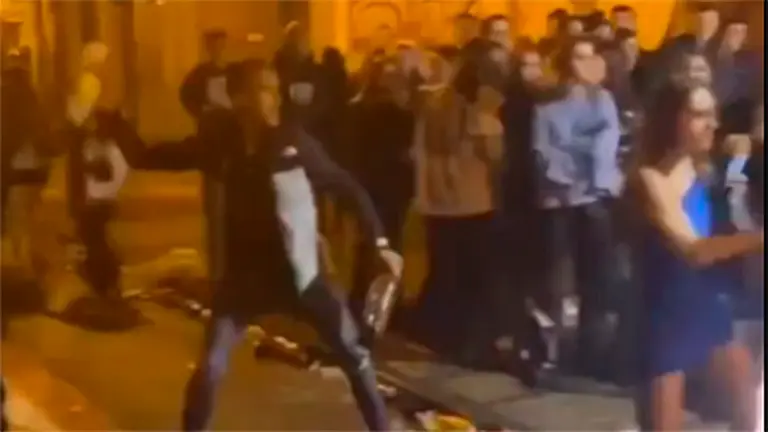 Los jóvenes lanzaron botellas, vasos y vallas a los porteros de la discoteca. CEDIDA