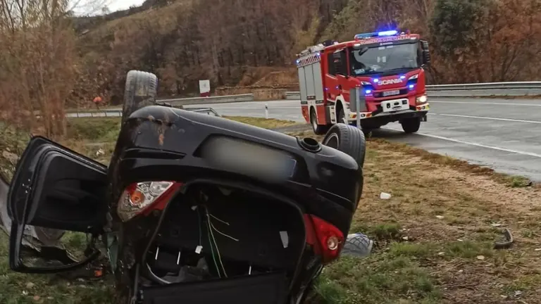El coche accidentado ha quedado volcado en la cuneta. CEDIDA