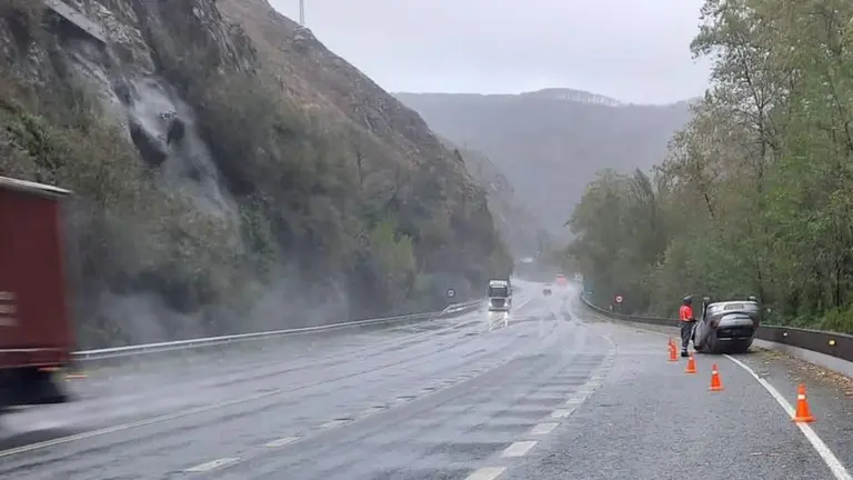 El coche se ha salido de la vía y ha volcado. CEDIDA