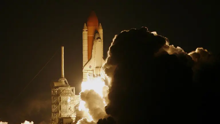 Imagen de archivo de otro cohete espacial despegando. ARCHIVO