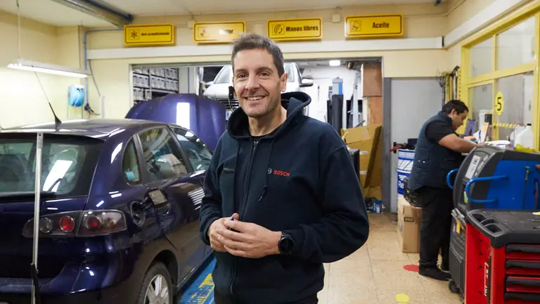 Taller 'Autorrama', en la calle Serafín Olave 29 de Pamplona. IÑIGO ALZUGARAY