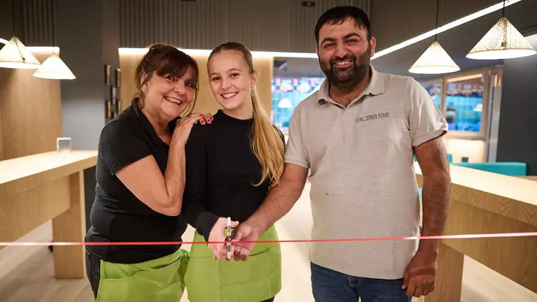 Inauguración del nuevo Kebab en el Soto de Lezkairu en la calle Las Blancas 1 Trasera. PABLO LASAOSA