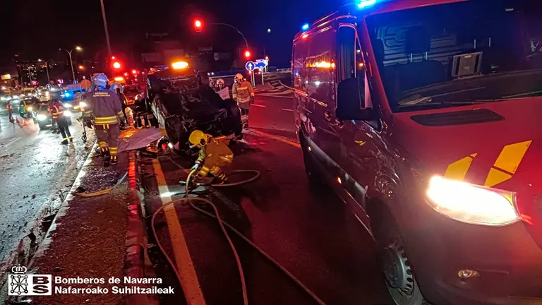 Accidente en A-12 a la altura de Zizur Mayor. BOMBEROS DE NAVARRA