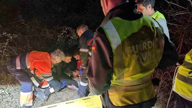 Momento en el que es localizado y atendido el hombre que había desaparecido en Lumbier. GUARDIA CIVIL