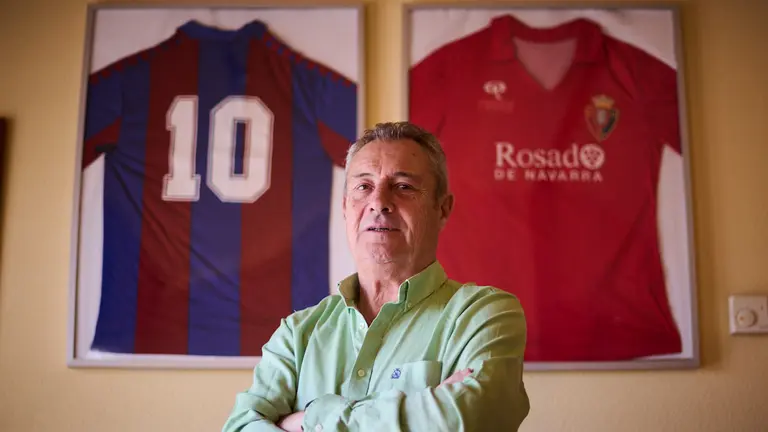 El exjugador de Osasuna Javier Mina, junto a la camiseta que se intercambió con Maradona en los años 80 en El Sadar. PABLO LASAOSA