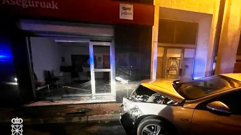 Un conductor se estampa contra un comercio en Elizondo. POLICÍA FORAL