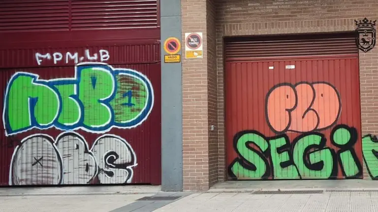 Los vándalos pintaron graffitis de grandes dimensiones en San Juan y La Milagrosa. CEDIDA