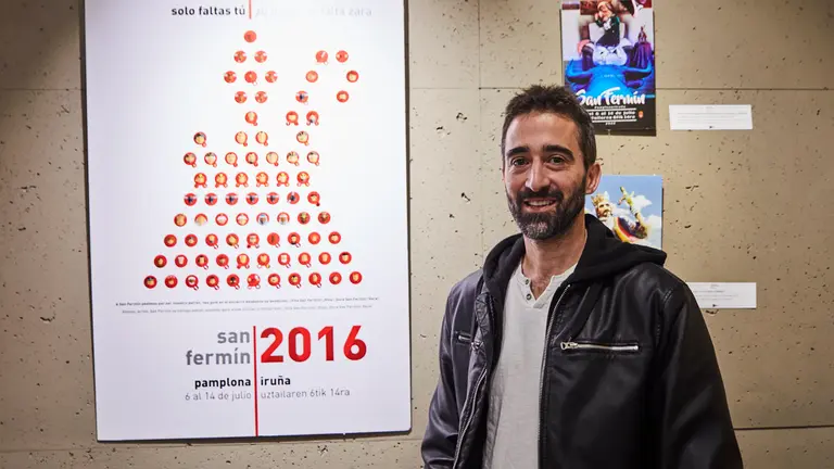 Inauguración de la exposición 'Carteles de fiestas', de Maximiliano Cosatti en la sala de Ámbito Cultural de El Corte Inglés de Pamplona. IÑIGO ALZUGARAY