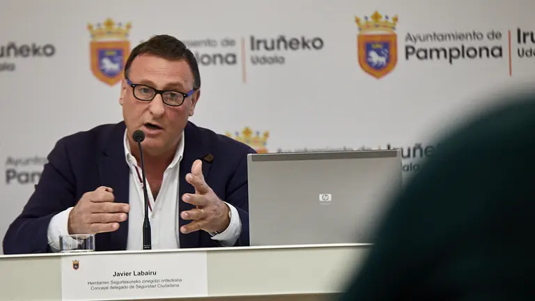 El concejal de Seguridad Ciudadana del Ayuntamiento de Pamplona, Javier Labairu, y Patxi Fernández presentan los nuevos equipos municipales para el Plan de Actuación ante Nevadas. IÑIGO ALZUGARAY