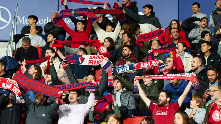 La grada de El Sadar durante el partido de La Liga Santander entre CA Osasuna y FC Barcelona. IÑIGO ALZUGARAY