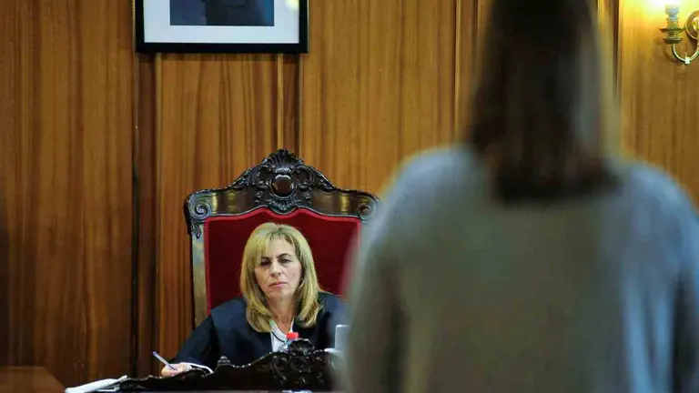 La mujer que está siendo juzgada, de espaldas en la imagen, ante la jueza del caso. EFE