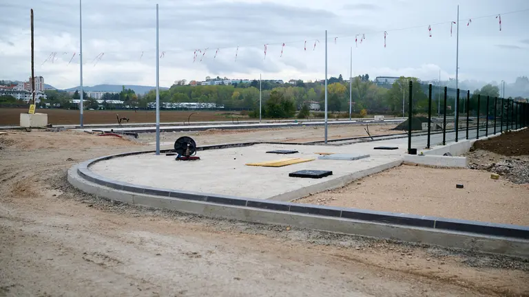 La Comisión y la Gerencia de Urbanismo del Ayuntamiento de Pamplona visita las obras de urbanización de la calle Ezcaba, entre los colegios Hijas de Jesús-Jesuitinas e Irabia. 