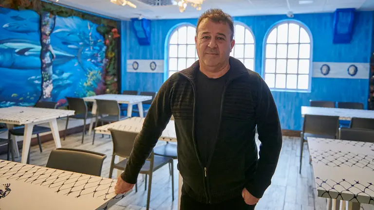 Pablo Cortejosa Vidal baja la persiana de El Ronqueo en San Juan. IRANZU LARRASOAÑA