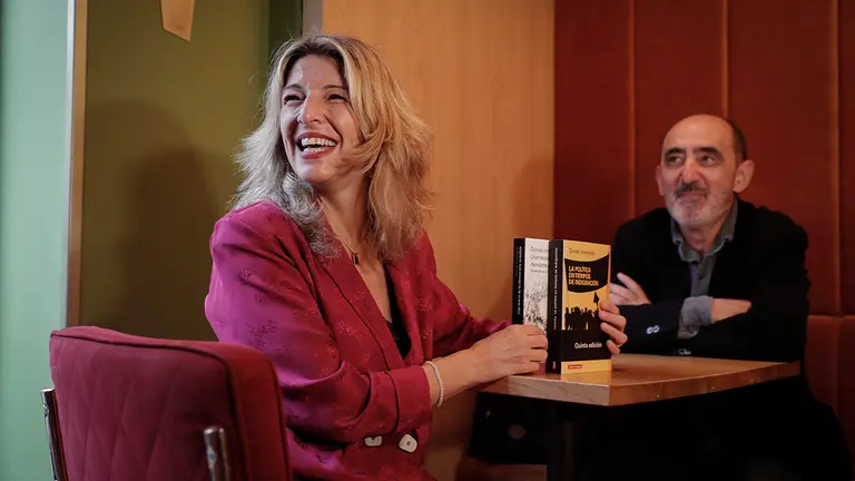 La vicepresidenta segunda del Gobierno y ministra de Trabajo y Economía Social, Yolanda Díaz, conversa este miércoles con el filósofo Daniel Innerarity El Rincón de Leo durante su visita estos días a Pamplona en donde ha presentado la plataforma Sumar. EFE/ Villar López
