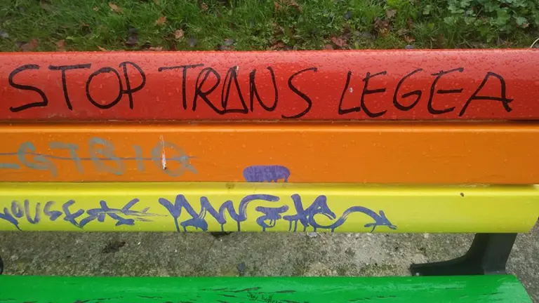 Pintada en el banco que representa la bandera LGTBI. AYUNTAMIENTO DE PAMPLONA