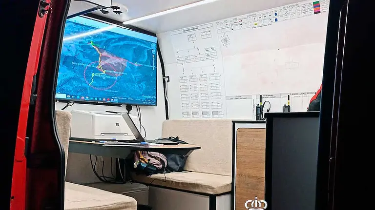 Interior del furgón con los medios técnicos desde donde Bomberos de Navarra centraliza la búsqueda. BOMBEROS DE NAVARRA