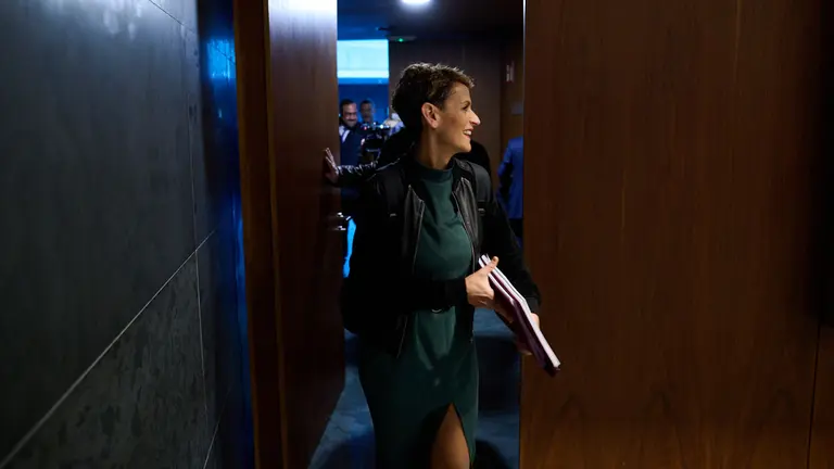 La presidenta del Gobierno, María Chivite, en su llegada al salón de plenos para el debate sobre el Estado de la Comunidad. PABLO LASAOSA